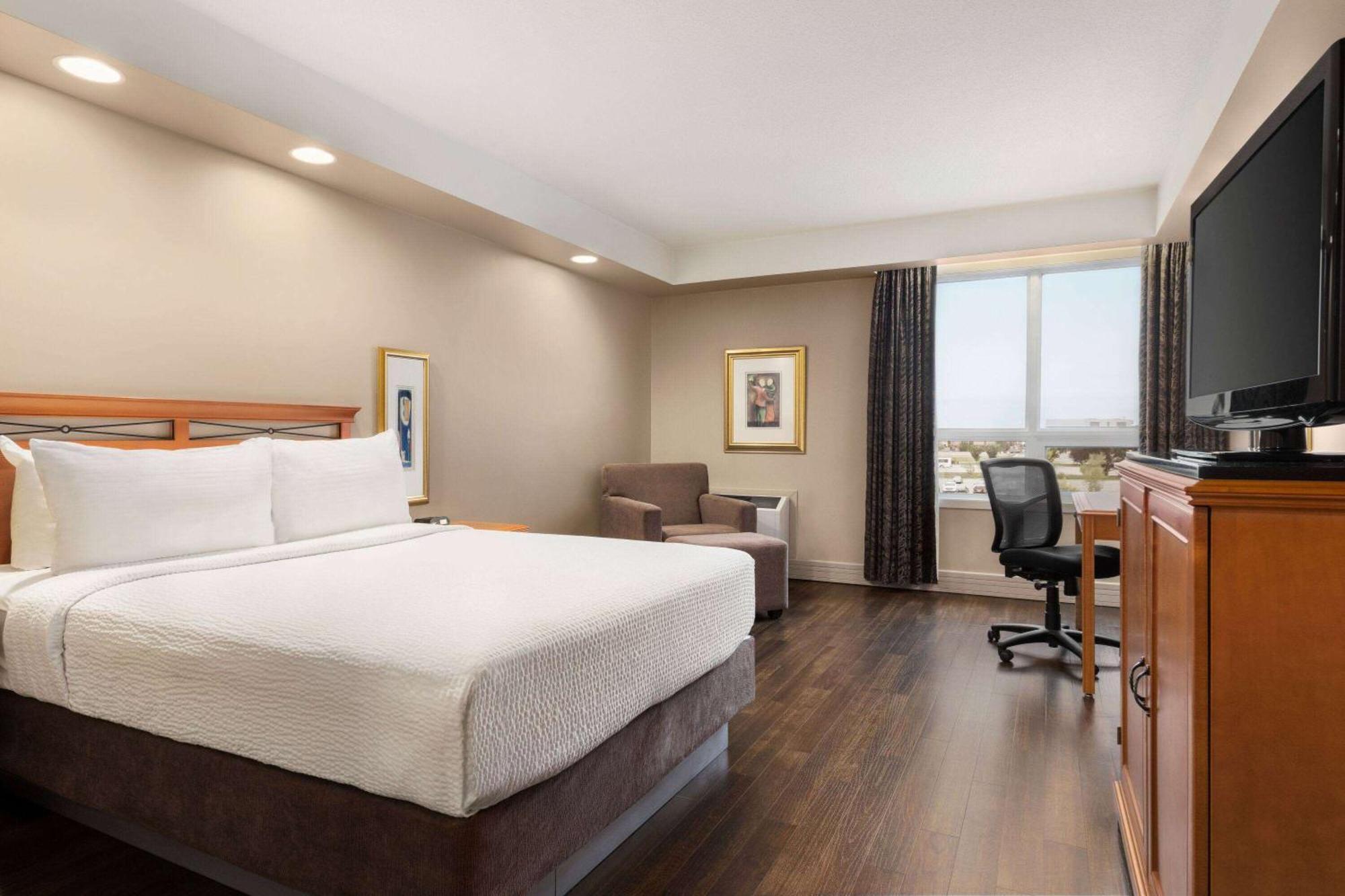 Royal Calgary, Trademark Collection By Wyndham Hotel 3*